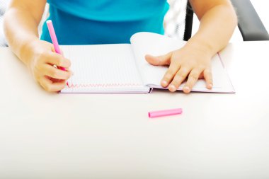 Not Çizim küçük kız