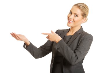 kadın gösteren kopya alanı