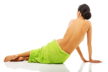 Havluya sarılmış bir kadın