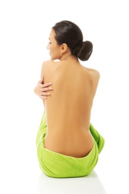 Havluya sarılmış bir kadın