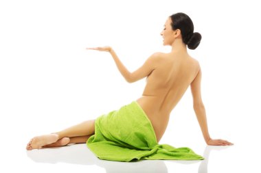 Havlu boşaltmak tutan kadın