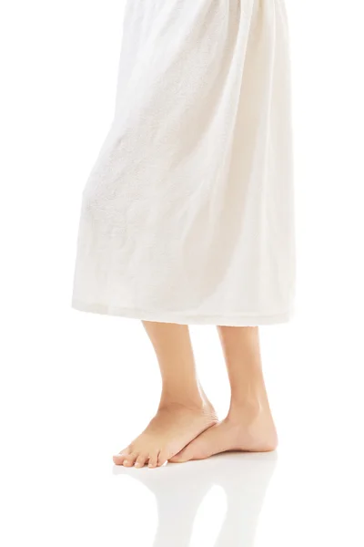 Jambes féminines bien entretenues enveloppées dans une serviette — Photo