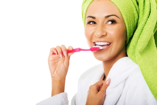 Woman brushing teeth — Stock Photo, Image