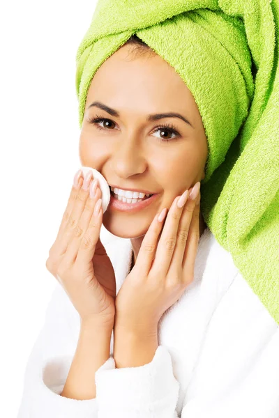 Woman removing makeup — Stock Photo, Image