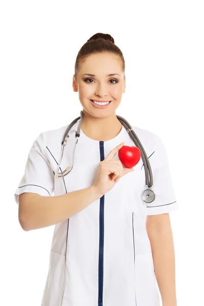 Médica feminina segurando modelo de coração — Fotografia de Stock