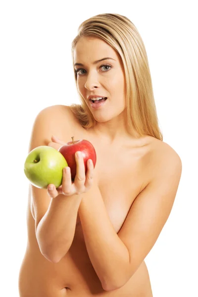 Mujer desnuda sonriente sosteniendo manzanas —  Fotos de Stock