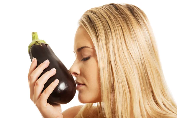 Kvinna att lukta aubergine — Stockfoto
