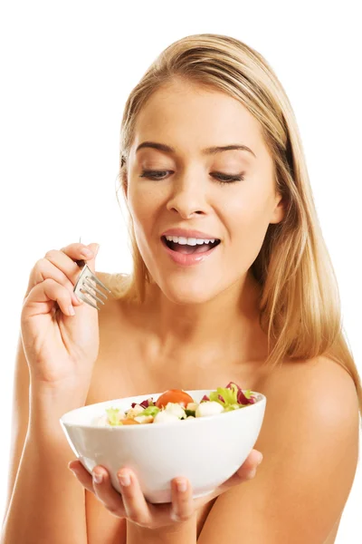 Женщина держит миску с салатом — стоковое фото