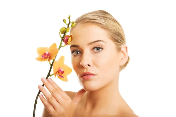 Mujer con flor de orquídea . — Foto de Stock