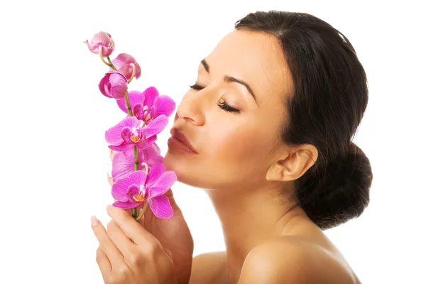 Donna nuda con orchidea viola — Foto Stock