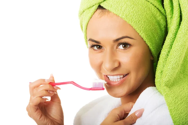 Mujer cepillarse los dientes — Foto de Stock