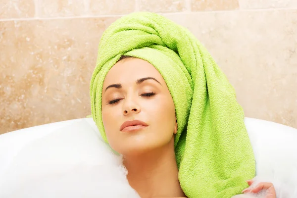 Woman relaxing in bath — Stock Photo, Image