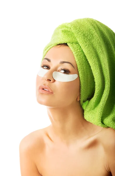 Kvinna med gel eye mask — Stockfoto