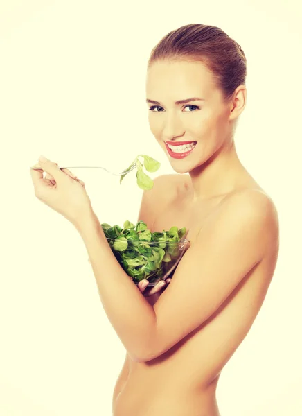 Woman eating lettuce from a bowl wit — Stock Photo, Image
