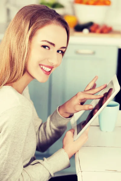 Hermosa mujer caucásica trabajando en la tableta . —  Fotos de Stock