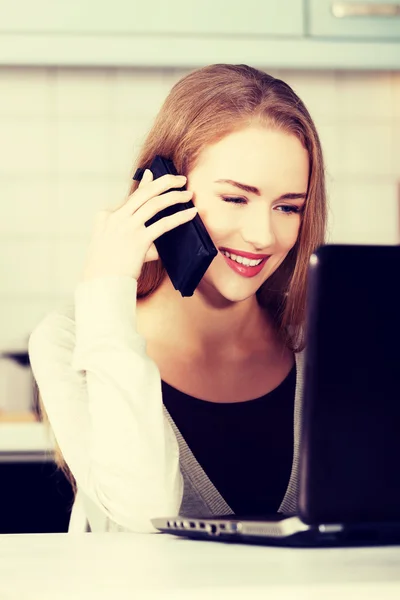 Hermosa mujer caucásica hablando por teléfono y trabajando con — Foto de Stock