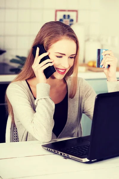 Mooie Kaukasische vrouw praten via telefoon en werken met — Stockfoto