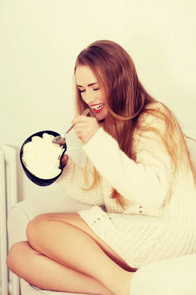 Glückliche kaukasische Frau isst Eis. — Stockfoto