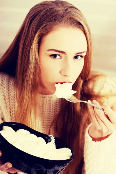 Sad, depressed woman eating ice creams. — Stock Photo, Image