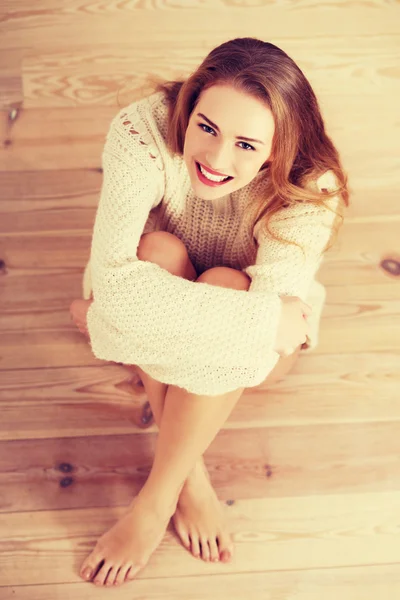 Beautiful carefree young casual woman sitting on the floor. — Stock Photo, Image