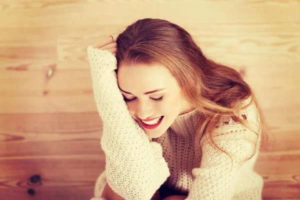 Beautiful carefree young casual woman sitting on the floor. — Stock Photo, Image