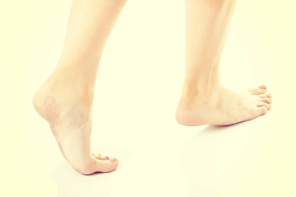Femmes pieds propres frais avec pédicure . — Photo