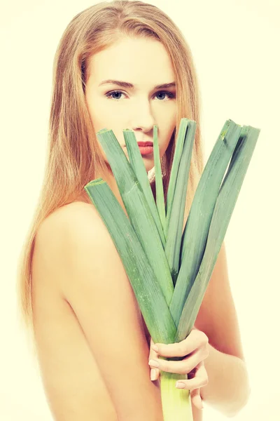 Vackra kaukasisk kvinna med färsk grön sallad. — Stockfoto
