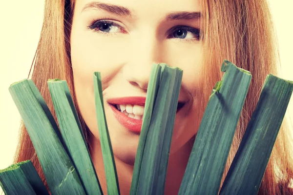 Schöne kaukasische Frau mit frischem grünen Salat. — Stockfoto