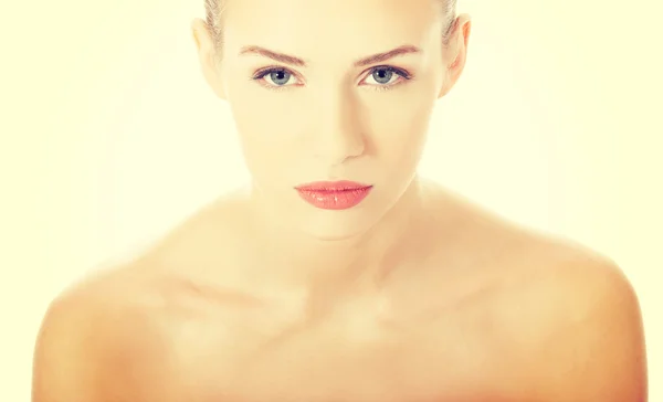 Portret van mooie Kaukasische vrouw met frisse schone huid. — Stockfoto