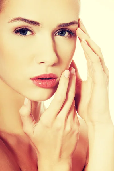 Retrato de hermosa mujer caucásica con piel limpia fresca . —  Fotos de Stock