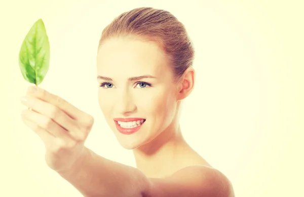 Hermosa mujer caucásica comiendo hoja verde fresca . — Foto de Stock