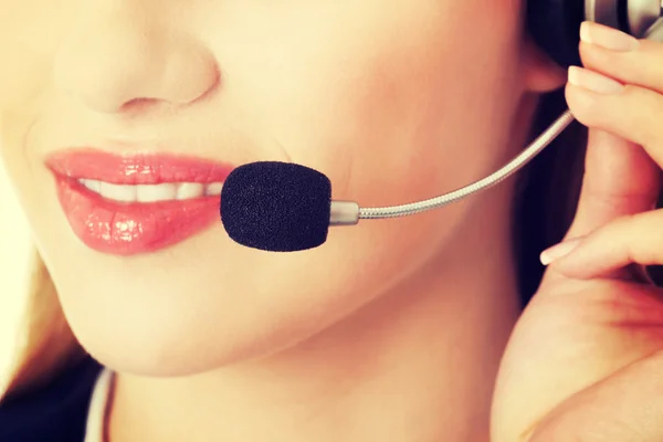 Junge Callcenter-Assistentin. — Stockfoto