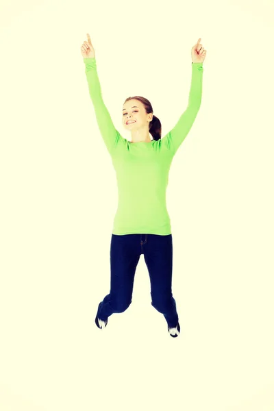 Joven mujer caucásica feliz saltando en el aire — Foto de Stock