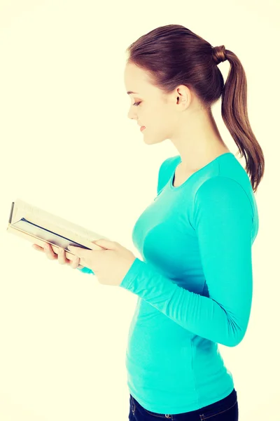 Jovem mulher lendo um livro antigo — Fotografia de Stock