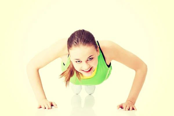 Fitness woman doing push ups — Stock Photo, Image