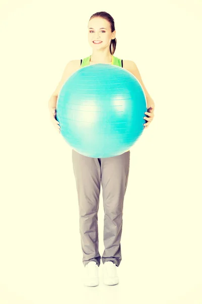 Egészséges életmód nő pilates gyakorlat ball. — Stock Fotó