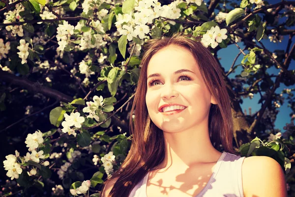 Atractiva joven mujer vista al aire libre . — Foto de Stock