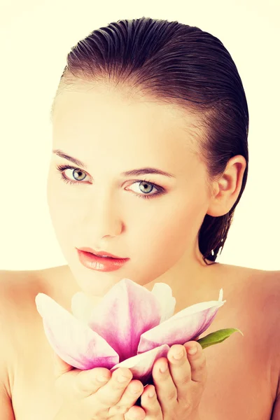 Schönheit Gesicht der jungen schönen Frau mit Blume. — Stockfoto