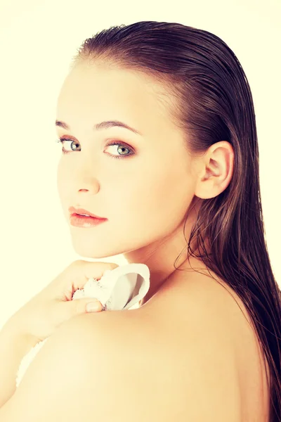 Jonge mooie naakt vrouw met handdoek — Stockfoto
