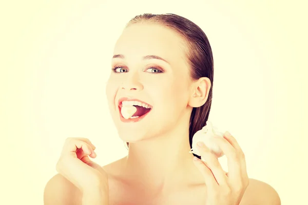 Junge schöne Frau, die Knoblauch isst. Konzept der gesunden Ernährung. — Stockfoto