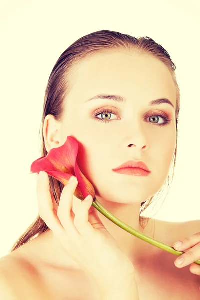 El rostro hermoso de la mujer joven hermosa con la flor . —  Fotos de Stock