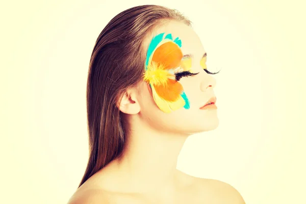 Mooie vrouw met abstracte make-up. — Stockfoto