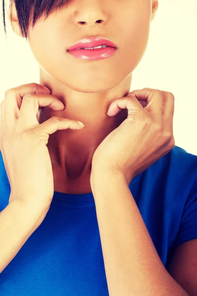 Junge schöne Frau kratzt sich an sich selbst. — Stockfoto