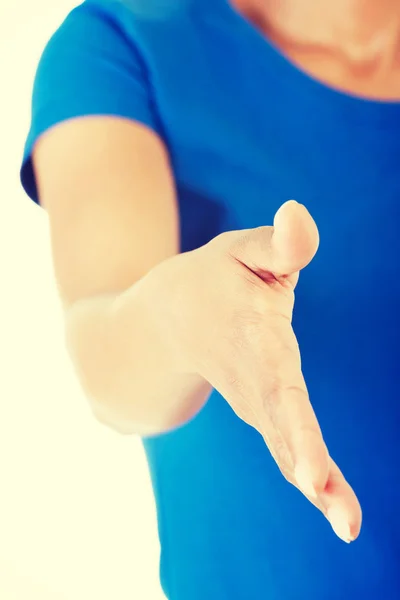 Eine schöne erwachsene Frau, die kurz davor ist, die Hände zu schütteln. — Stockfoto