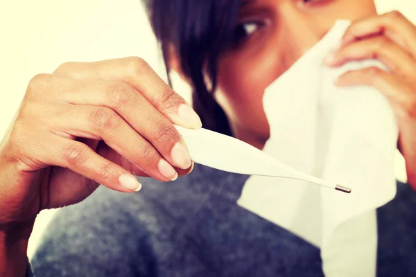 Mujer enferma joven comprobando su temperatura — Foto de Stock