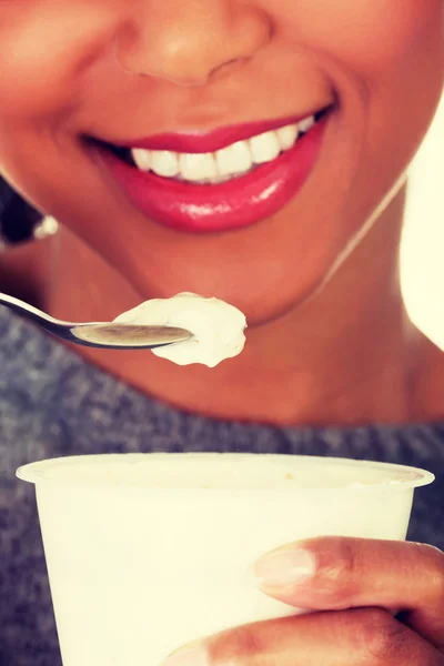 Mujer joven comiendo yogur como desayuno saludable o merienda . — Foto de Stock