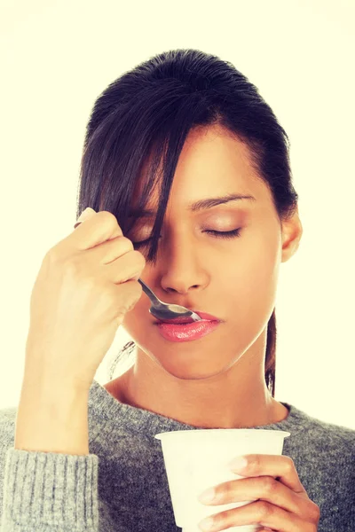 Mujer joven comiendo yogur como desayuno saludable o merienda . — Foto de Stock