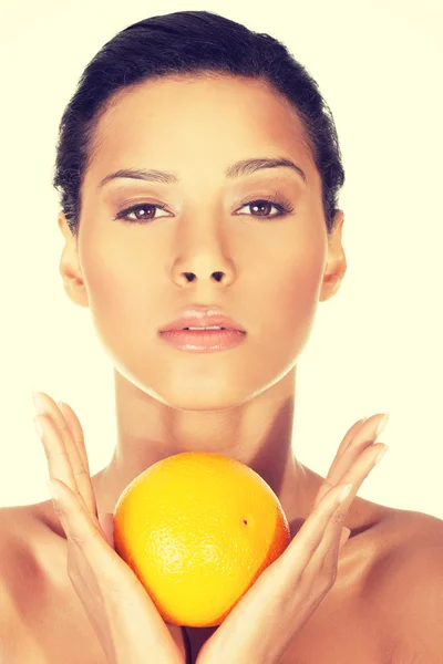 Νέοι όμορφη spa γυναίκα με πορτοκάλι στο χέρι — Φωτογραφία Αρχείου