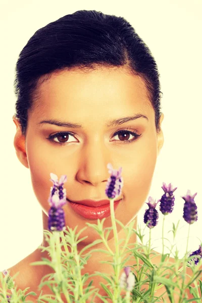 Mooi meisje geur lavendel bloemen — Stockfoto