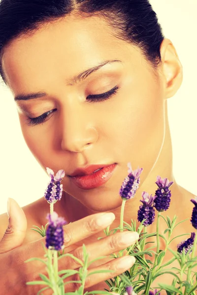 Hermosa chica huele flores de lavanda — Foto de Stock